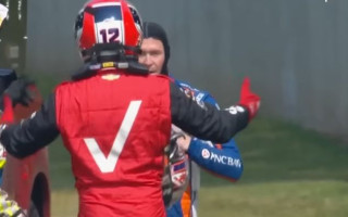 Video: "IndyCar" čempions pēc avārijas sāncenšiem grib <i>sadot pa muti</i>