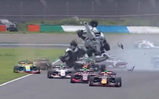 Video: "Red Bull" F1 komandas juniors izraisa iespaidīgu avāriju