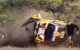 Video: Igauņu pilots Grieķijas rallijā avarē, skatītājiem nākas bēgt