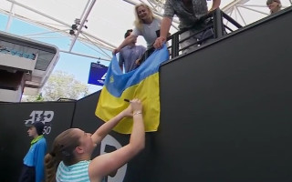 Video: Ostapenko pēc uzvaras paraksta divus Ukrainas karogus
