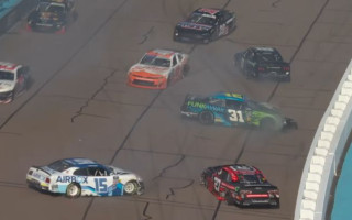 Video: Čempionāta līderis izraisa masveida sadursmi NASCAR sacīkstēs