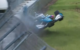 Video: "Indy 500" uzvarētājs piedzīvo avāriju