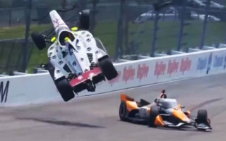 Video: "IndyCar" sacensības Aiovā beidzas ar smagu avāriju