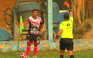 Video: Futbolistam sarkanā kartīte par urinēšanu