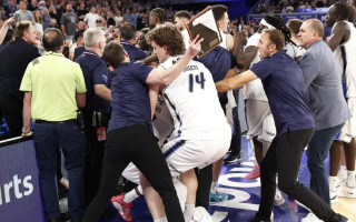 Bijušais NBA spēlētājs Austrālijas līgā <i>izvillojas</i> ar pretiniekiem un līdzjutēju