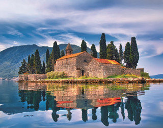 Melnkalne – kalnu ieskauts dabas un vēstures dārgums