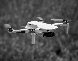 Redzēt vairāk, justies drošāk – dronu spēks mūsdienu apsardzē Redzēt vairāk, justies drošāk – dronu spēks mūsdienu apsardzē