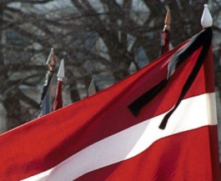Vai man savos svētkos jāvelk sēru karogs?