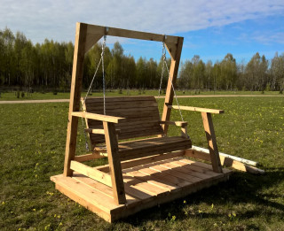 Latvijas un Lietuvas jaunieši dāvina Likteņdārzam koktēlniecības darbus