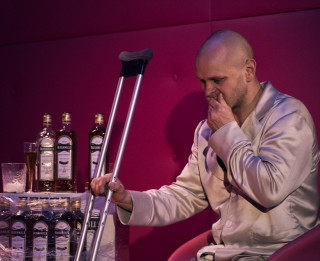 Video: KAĶIS UZ NOKAITĒTA SKĀRDA JUMTA Dailes teātrī. Izrādes fragmenti