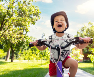 Kā nodrošināt bērnu drošību braucot ar velosipēdu?
