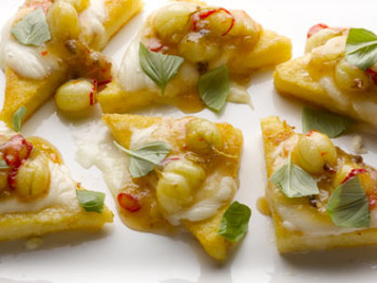 Vasaras top produkti -  zirņi, vēži un ērkšķogas