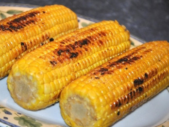 Grilēta kukurūza piknikam