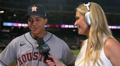 Video: Beisbolists trāpa savu pirmo ''home run'' brīdī, kad tiek intervēti viņa vecāki
