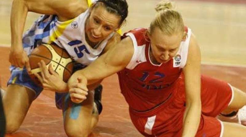 Gunta Baško cīņā par bumbu
Foto: fibaeurope.com