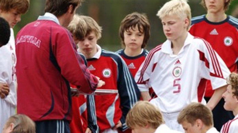 Jaunie futbolisti uzklausa Oļega Blagonadeždina norādījumus
Foto: www.lff.lv