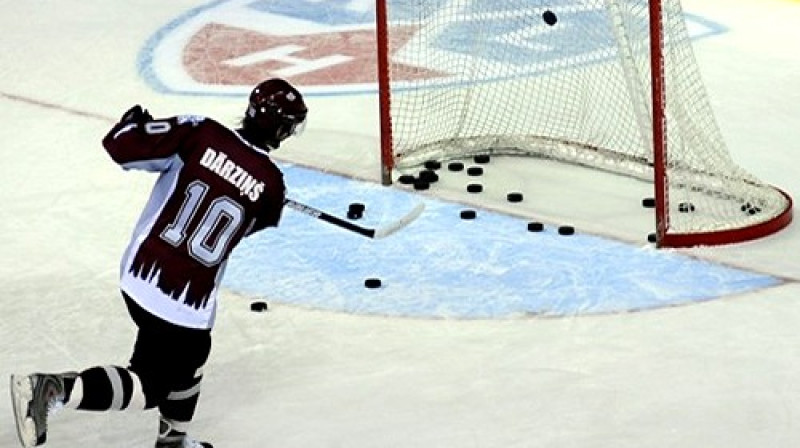 Pirmajā KHL sezonā Lauris Dārziņš ripu pretinieku vārtos nespēja iemānīt 25 spēlēs pēc kārtas
Foto: Romualds Vambuts, Sportacentrs.com