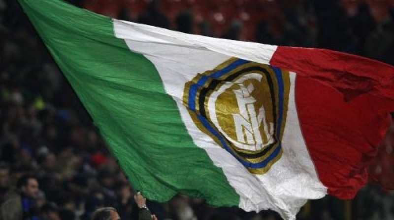 Milānas kluba ''Inter'' līdzjutējs ar kluba karogu
Foto: digitale