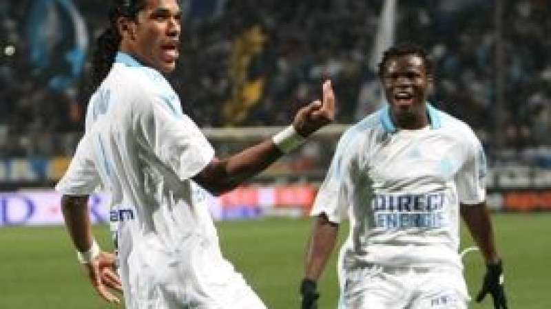 "Marseille" futbolisti Brandau un Taje Taivo atzīmē vārtu guvumu
Foto: SCANPIX SWEDEN