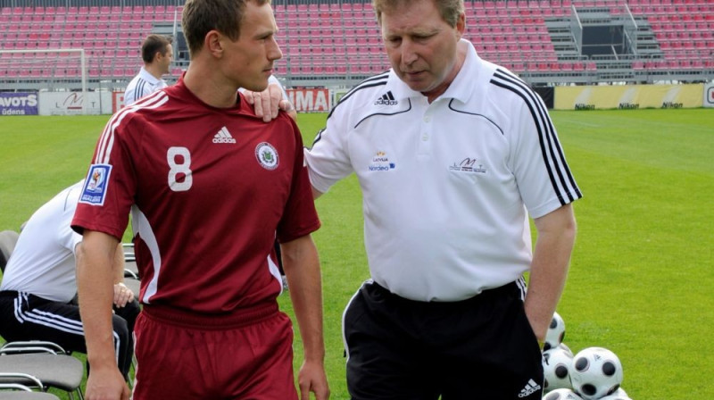 Treneris Aleksandrs Starkovs (pa labi) pamāca
pussargu Alekseju Višņakovu
Foto: Romans Kokšarovs, Sporta Avīze, f64