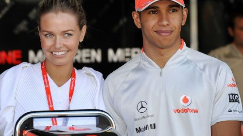 Modele no Austrālijas un Luiss Hamiltons 
Austrālijas "Grand Prix" laikā
Foto: AP