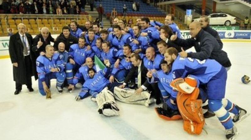 Itālijas hokejisti svin iekļūšanu Elites divīzijā
Foto: www.iihf.com