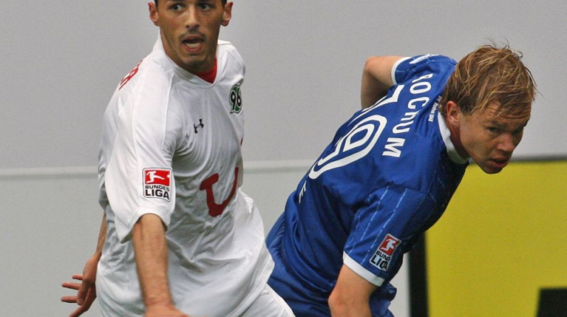 Divcīņa starp "Hannover" un "Bochum" futbolistiem
Foto: AP