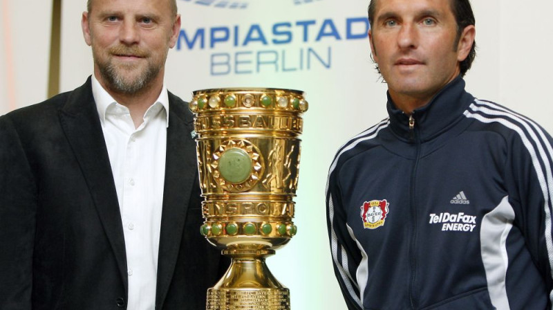 Pie trofejas abu komandu galvenie treneri - Tomass Šāfs ("Werder") un Bruno Labadija ("Bayer 04")
Foto: AP