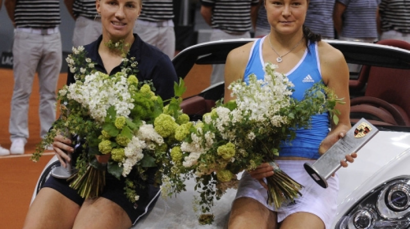 Svetlana Kuzņecova un Dinara Safina
pēc Štutgartes turnīra fināla
Foto: AP