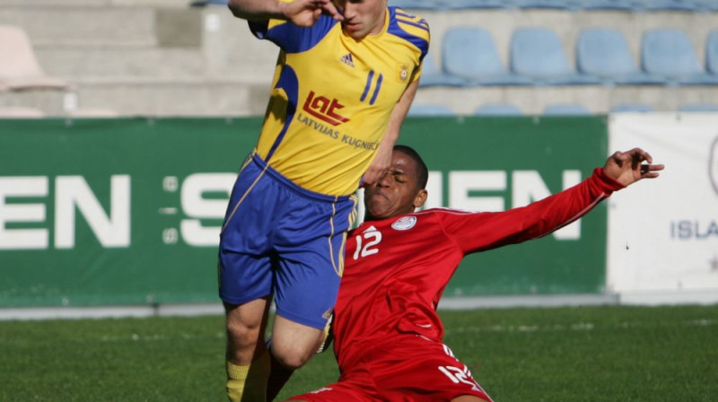 Alekseju Višņakovu (pa kreisi) kavē bijušais
komandas biedrs, skontietis Natans Juniors
Foto: Romans Kokšarovs, Sporta Avīze, f64