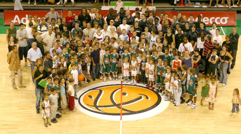 "ASVEL" basketbolisti ar saviem atbalstītājiem
Foto: www.asvel.com