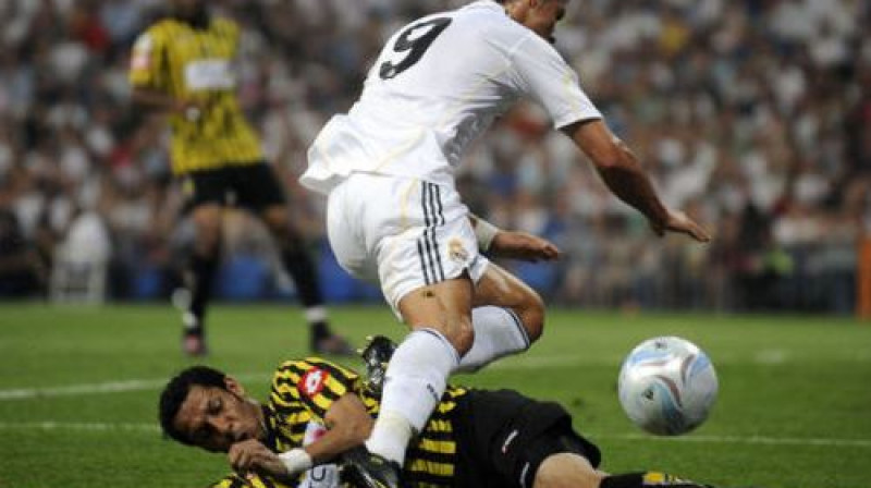 Manafs Abošgairs ("Al-Ittihad") nebaidās atbruņot Krištianu Ronaldu ("Real Madrid")
Foto: AFP