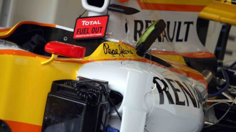 Jau pirmajos treniņbraucienos "Renault" formulas bija bez abu atbalstītāju logotipiem
Foto: Digitale
