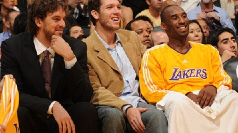 Pau Gasols (no kreisās) pēdējā laikā "Lakers" spēles noraudzījās no rezervistu soliņa
Foto: AFP