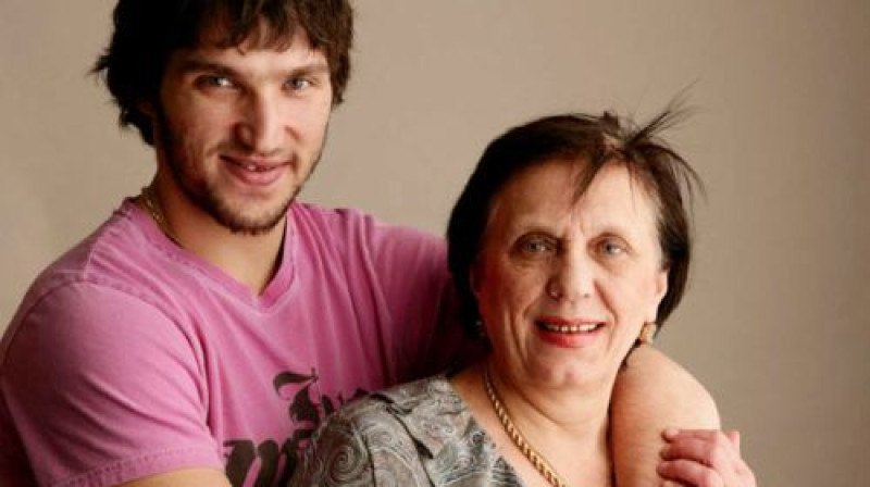 Aleksandrs Ovečkins kopā ar savu mammu
Foto: www.i.cdn.turner.com