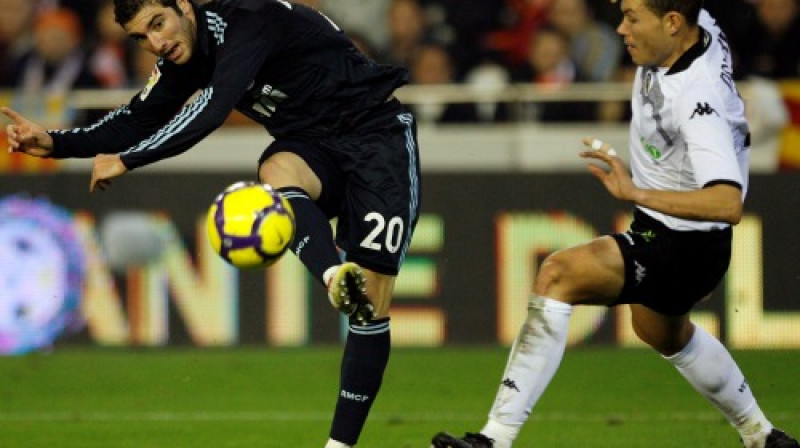 Gonzalo Iguains ("Real Madrid") un Davids Navaro ("Valencia")
Foto: AP/ Scanpix