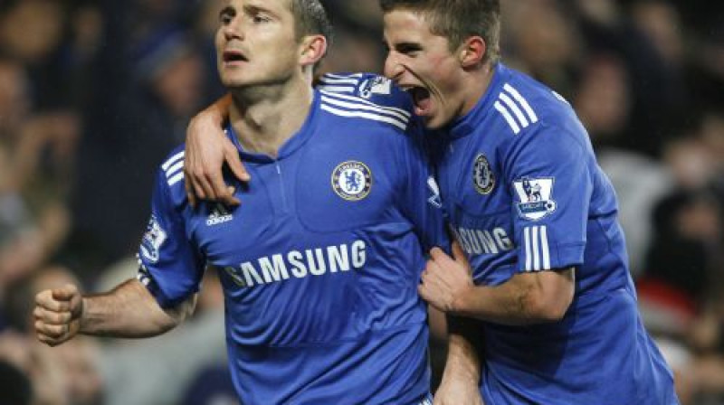 Par ''Chelsea'' uzvaras vārtiem priecājas Frenks Lampards un Fabio Borini
Foto: AFP/Scanpix