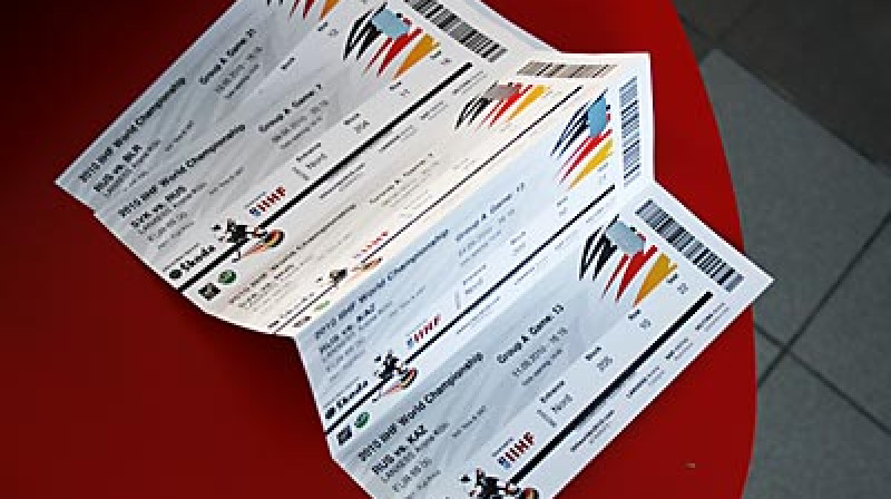 Ideja Ziemassvētkiem - biļetes uz Pasaules čempionāta spēlēm 2010. gada maijā Vācijā.
Foto: Ludmila Glazunova, www.hokejs2010.lv