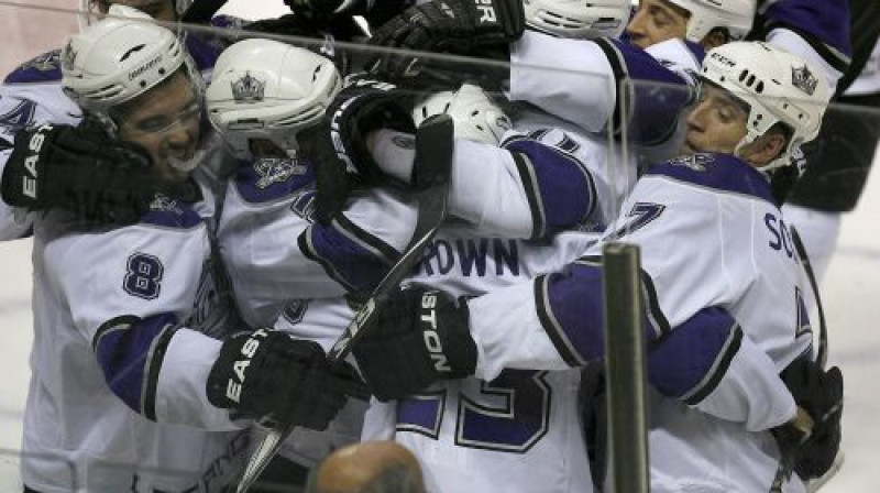 "Kings" hokejisti pēc vārtu guvuma
Foto: AFP/Scanpix