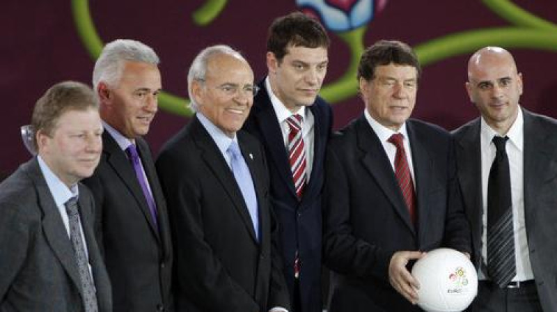 Aleksandrs Starkovs (pa kreisi) ar pārējiem grupas pārstāvjiem
Foto: AP/Scanpix
