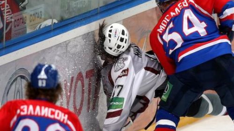 ''Dinamo'' hokejisti bija vadībā ilgāko spēles daļu, taču, pateicoties mājinieku centieniem, pārsvaru nenoturēja
Foto: khl.ru