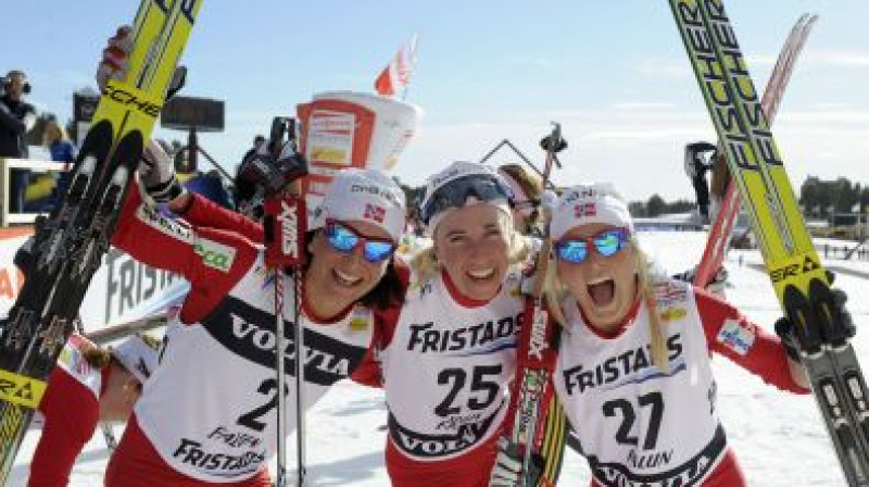 Sievietēm šodien nepārspētas palika Norvēģijas distanču slēpotājas: Marita Bjergena, Kristina Stormera Steira un Terēze Johauga.
Foto: Scanpix Sweden