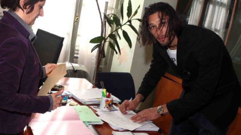 Amauri paraksta nepieciešamos dokumentus, lai kļūtu par Itālijas pilsoni
Foto: Digitale/Scanpix