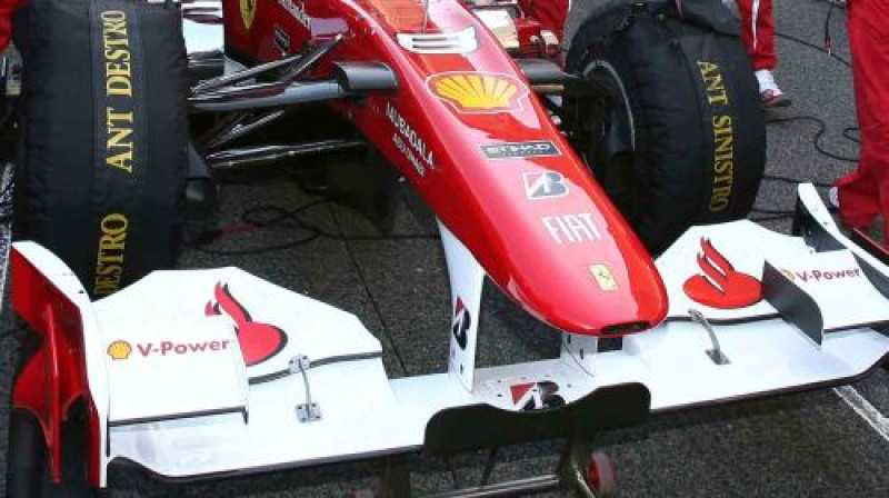 Arī nākamos piecus gadus "Ferrari" formulas rotās "Shell" logo
Foto:AFP/Scanpix