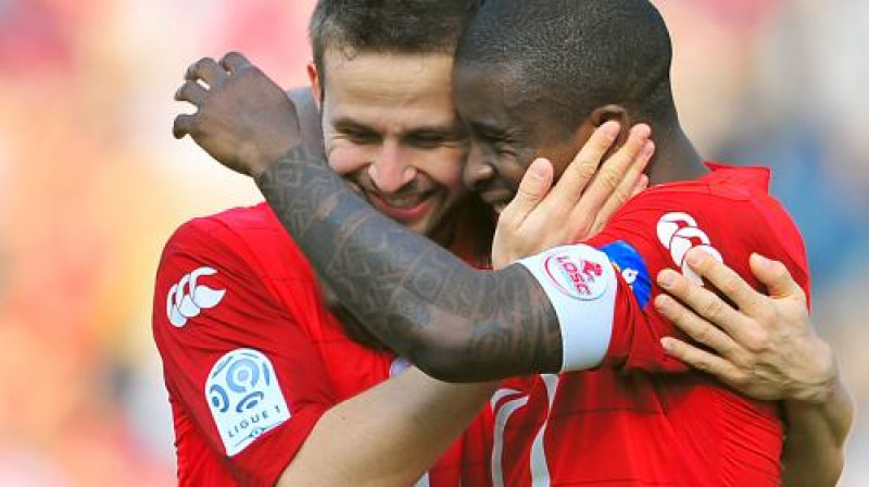 "Lille" futbolisti Johans Kabajē un Rio Mavuba sveic viens otru ar vārtu guvumu 
Foto: AFP/ Scanpix