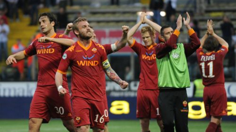 AS "Roma" futbolisti pasakās līdzjutējiem
Foto: AFP/Scanpix