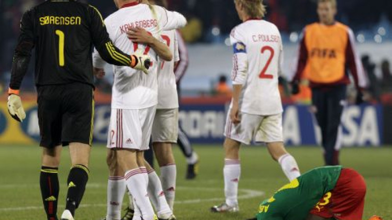 Dānijas futbolisti pēc mača varēja līksmot, kamēr kamerūniešiem nav par ko priecāties
Foto: AP/Scanpix