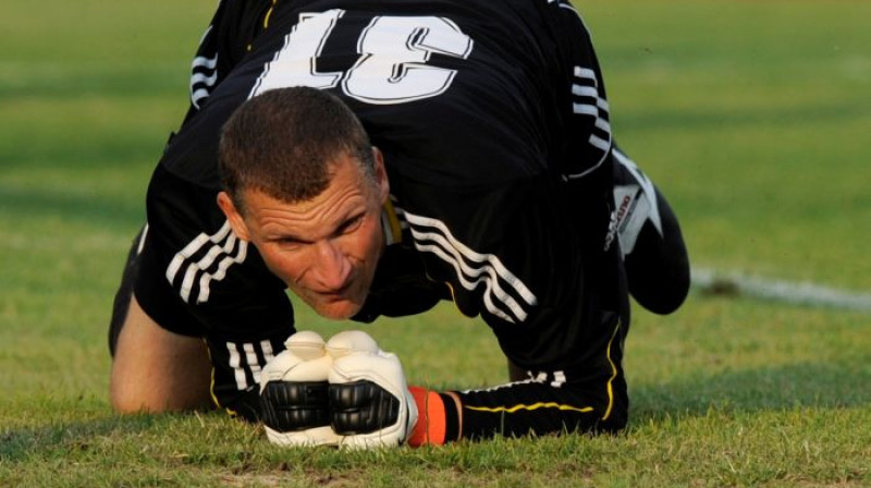 Viktoram Spolem ar partneriem šovakar jācenšas pierādīt, kāpēc "Metalurgs" ir tiesīgs saukties par valsts stiprāko komandu.
Foto: Romans Kokšarovs, Sporta Avīze, f64