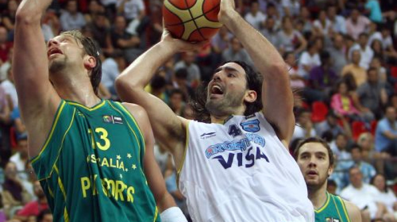 Argentīnas izlases līderis Luiss Skola (ar bumbu) spēlē pret Austrāliju guva 31 punktu.
Foto: AFP/Scanpix
