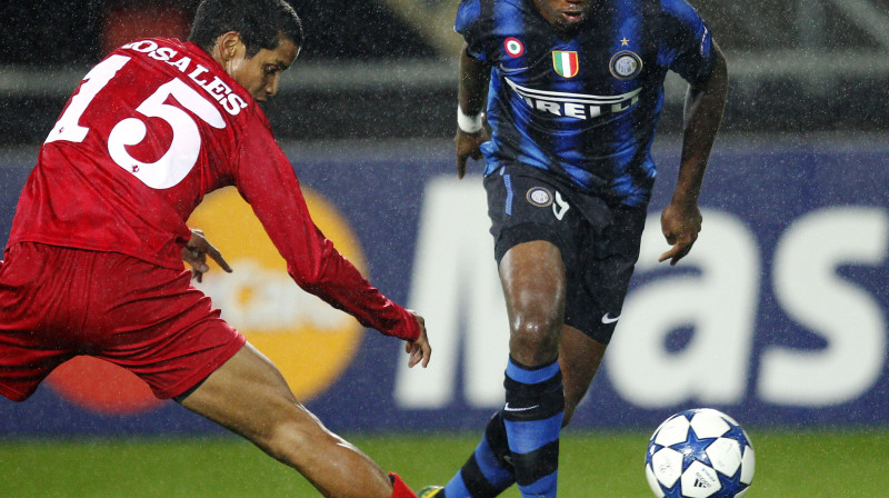 Roberto Rosaless (no kreisās) cīņā pret Samuelu Eto'o
Foto: AP/Scanpix